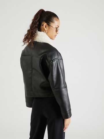 Abercrombie & Fitch Prehodna jakna | črna barva