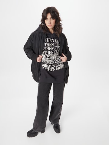 Sweat-shirt 'Lola' Gina Tricot en noir