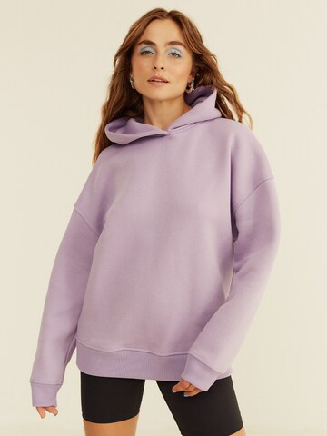 Sweat-shirt 'Carina' ABOUT YOU x Sofia Tsakiridou en violet : devant