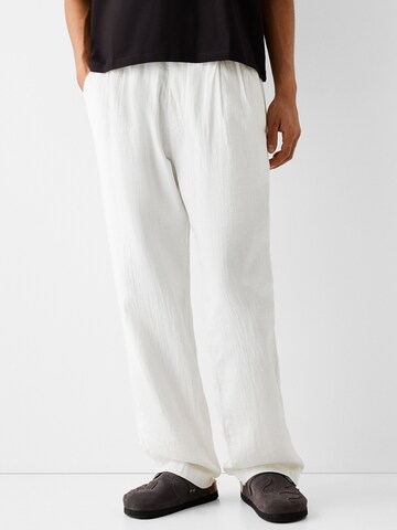 Bershka Loose fit Trousers in White: front