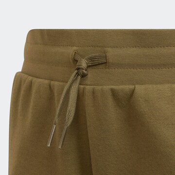 regular Pantaloni di ADIDAS ORIGINALS in verde