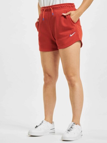NIKE Slimfit Sportshorts 'Essentials' in Rot