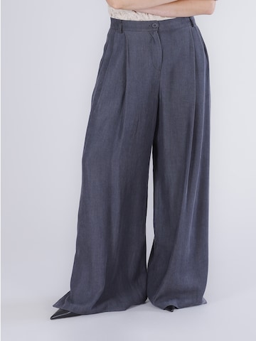 CAFè NOIR Wide leg Pleat-front trousers in Grey: front