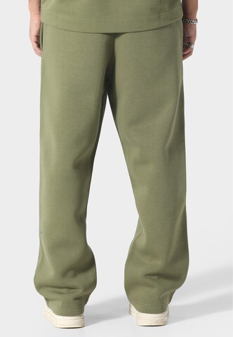 regular Pantaloni di Irasuto Studios in verde