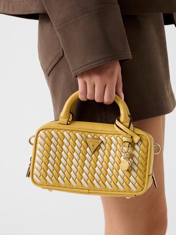 GUESS Handtasche 'Kora' in Gelb: Vorderseite