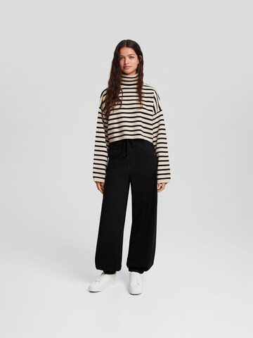 Bershka Tapered Farmer - fekete