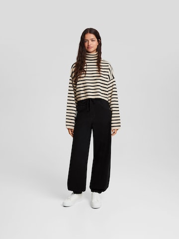 Bershka Дънки Tapered Leg Дънки в черно