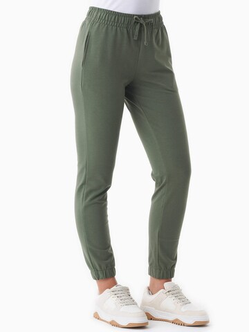 Organication Tapered Hose in Grün: Vorderseite