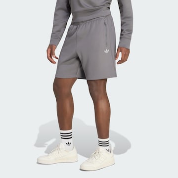 ADIDAS ORIGINALS - Regular Calças 'Trefoil Essentials' em cinzento: frente