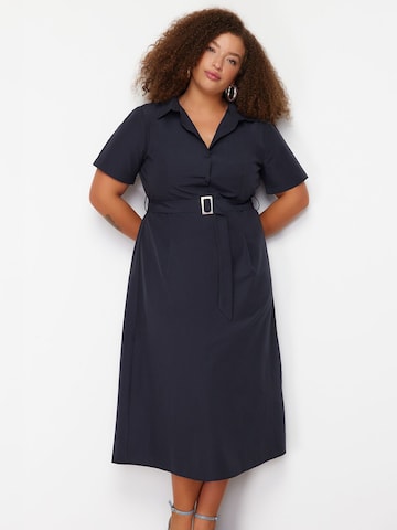 Robe-chemise Trendyol Curve en bleu : devant