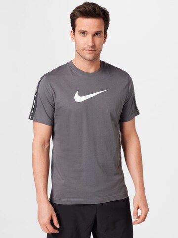 Nike Sportswear Μπλουζάκι 'Repeat' σε γκρι: μπροστά