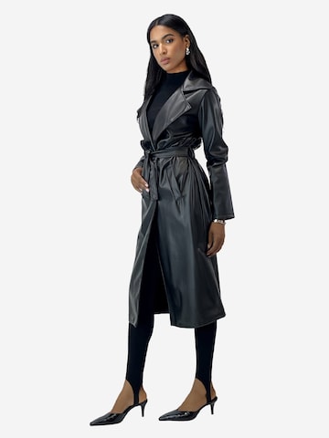 Elara Tussenmantel in Zwart