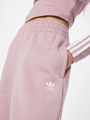 ADIDAS ORIGINALS Zwężany krój Spodnie 'Adicolor Essentials Fleece' w kolorze fioletowy