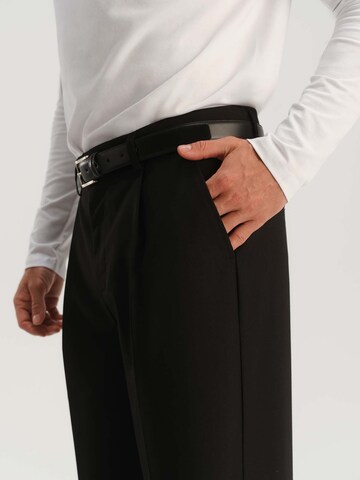 TRAPP Regular Pleat-front trousers in Black