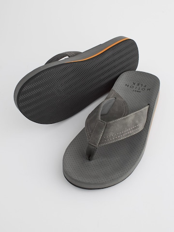 Next - Sandalias de dedo en gris