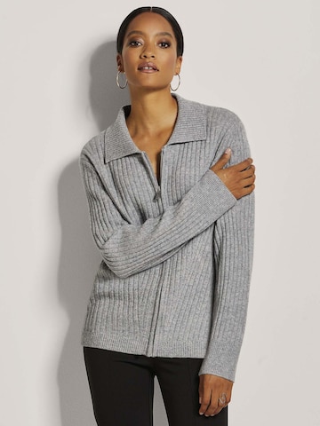 MADELEINE Strickjacke in Grau: Vorderseite