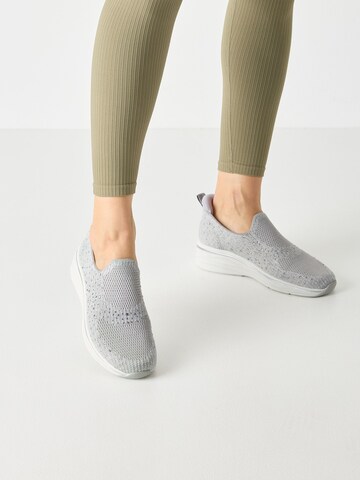 Chaussure basse Tamaris en gris : devant