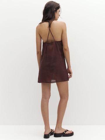 Rochie de la Pull&Bear pe roșu