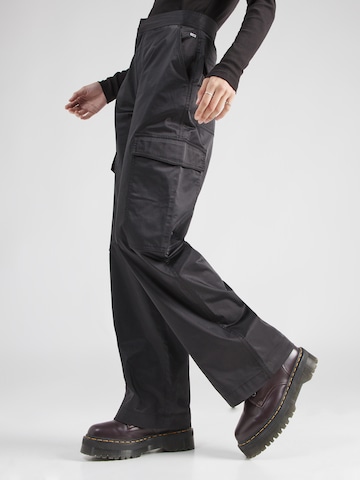 Tommy Jeans Regular Cargo Pants in Black: front