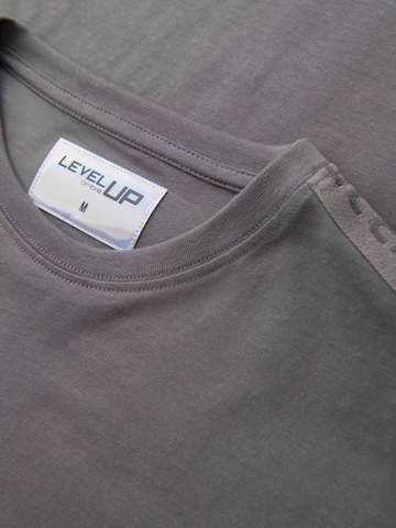 Tricou de la Ombre pe gri
