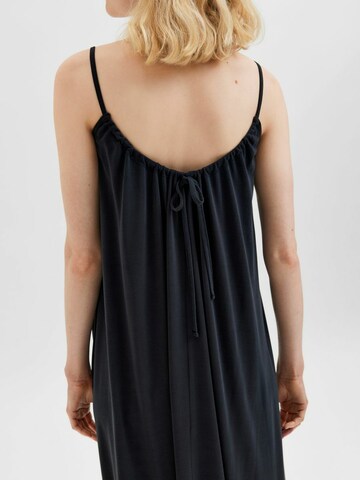 Selected Femme Petite Šaty 'FINIA' – černá