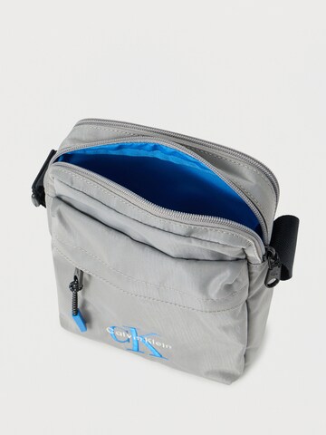 Geantă de umăr de la Calvin Klein pe gri