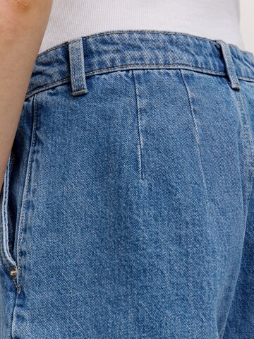 EDITED Rozkloszowany krój Spodnie 'Lilyan' w kolorze niebieski