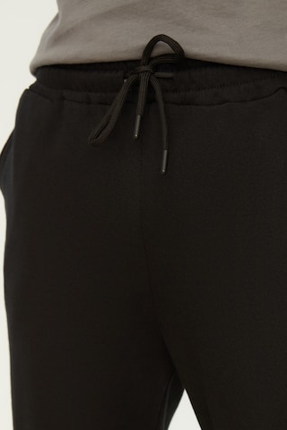 Trendyol Tapered Byxa i svart