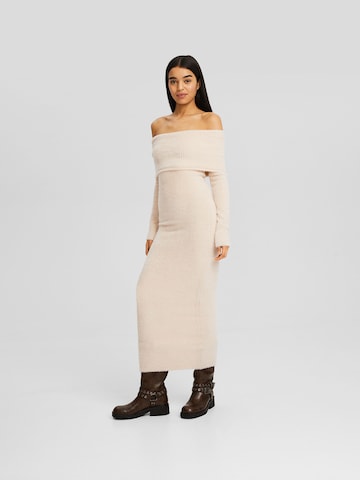 Robes en maille Bershka en beige : devant