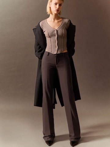 Bershka Разкроени Панталон с ръб в кафяво