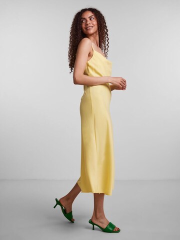 Rochie de cocktail 'Dottea' de la YAS pe galben