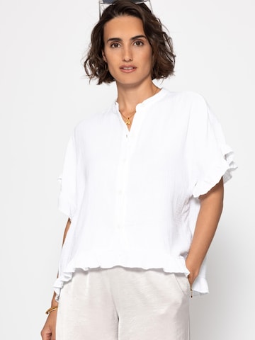 SASSYCLASSY Shirt in White: front