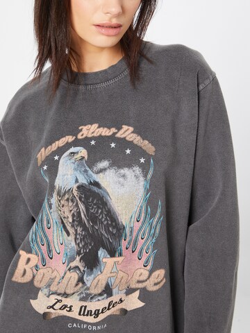 Nasty Gal Sweatshirt 'Born Free' in Grau