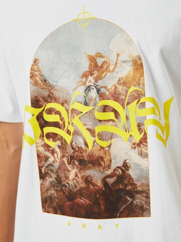 MT Upscale - Camiseta 'Pray' en blanco