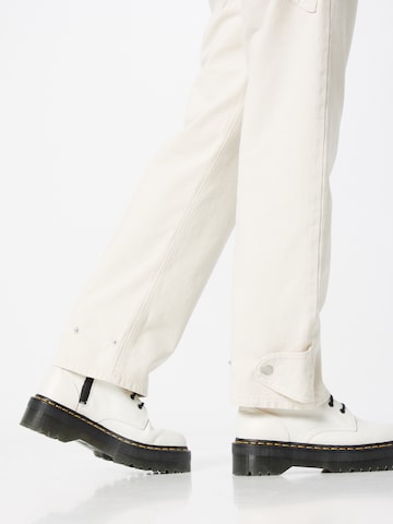 SISTERS POINT Szeroka nogawka Jeansy 'OTILA' w kolorze biały