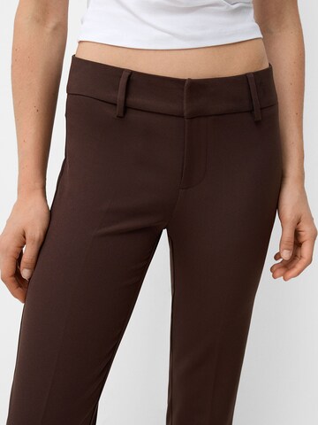 Flared Pantaloni con piega frontale di Bershka in marrone