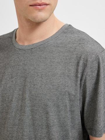 T-Shirt 'Aspen' SELECTED HOMME en gris