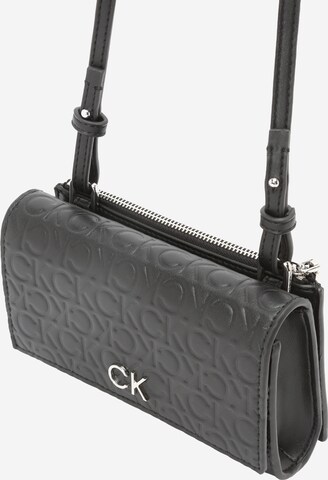 Calvin Klein Schoudertas 'Re-Lock' in Zwart