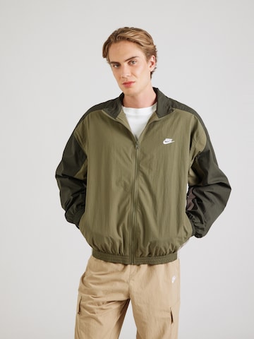 Nike Sportswear Overgangsjakke 'CLUB' i grøn: forside