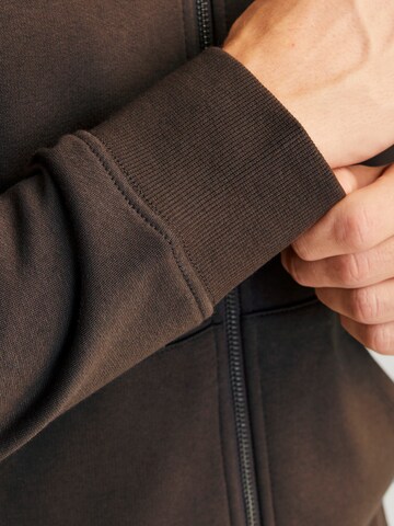 JACK & JONES Sweatjakke 'JJESTAR' i brun