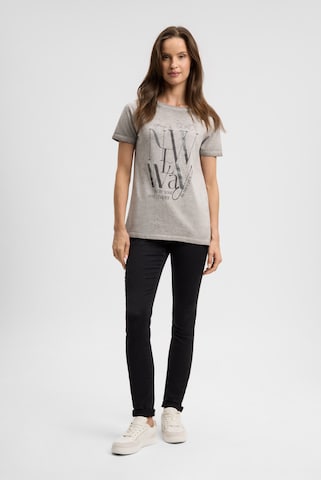 Soccx T-Shirt mit U-Boot-Ausschnitt und Artwork in Grau