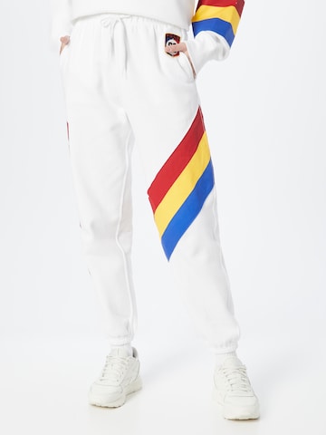 Pantaloni de la Polo Ralph Lauren pe alb: față
