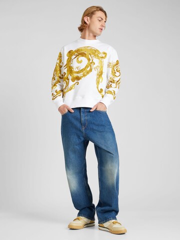 Versace Jeans Couture Sweatshirt '76UP302' i vit