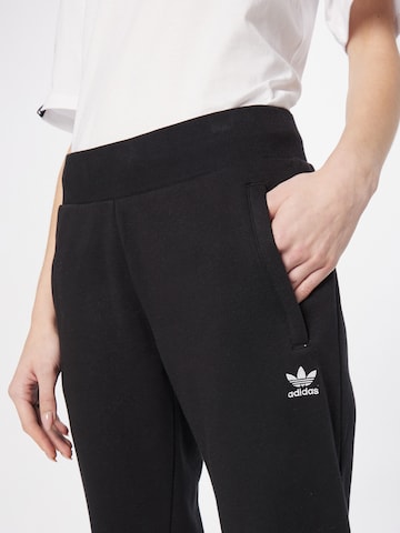 juoda ADIDAS ORIGINALS Siaurėjantis Kelnės 'Adicolor Essentials'