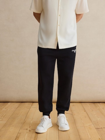 DAN FOX APPAREL Tapered Housut 'Matti' värissä musta: etupuoli