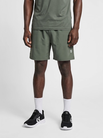 Hummel Regular Shorts in Grün: Vorderseite