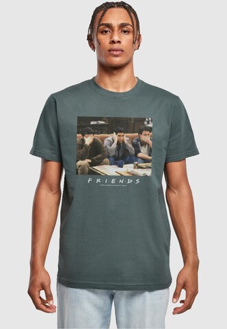 ABSOLUTE CULT T-Shirt 'Friends - Three Wise Guys' in Grün: Vorderseite