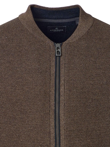 CASAMODA Gebreid vest 'Basic' in Bruin