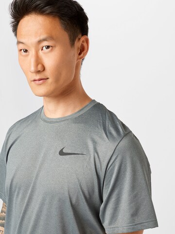 T-Shirt fonctionnel 'Pro' NIKE en gris