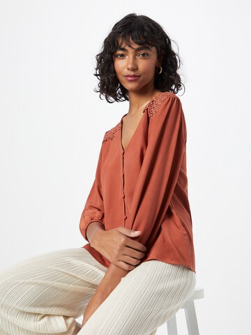 ABOUT YOU Blouse 'Gianna' in Bruin: voorkant